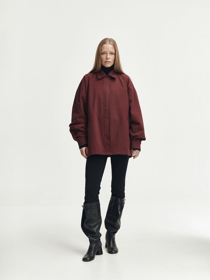 Bordowa kurtka oversize heavy bordo, cała sylwetka bez paska