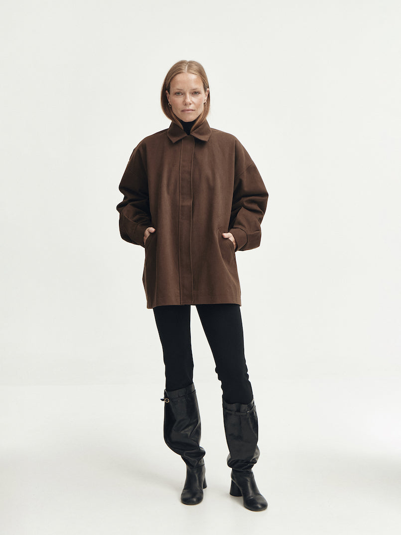 Brązowa kurtka oversize heavy brąz, ręce w kieszeniach