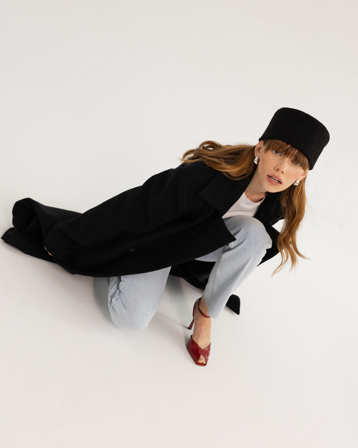 Czarny płaszcz wide one size na modelce w swobodnej pozie