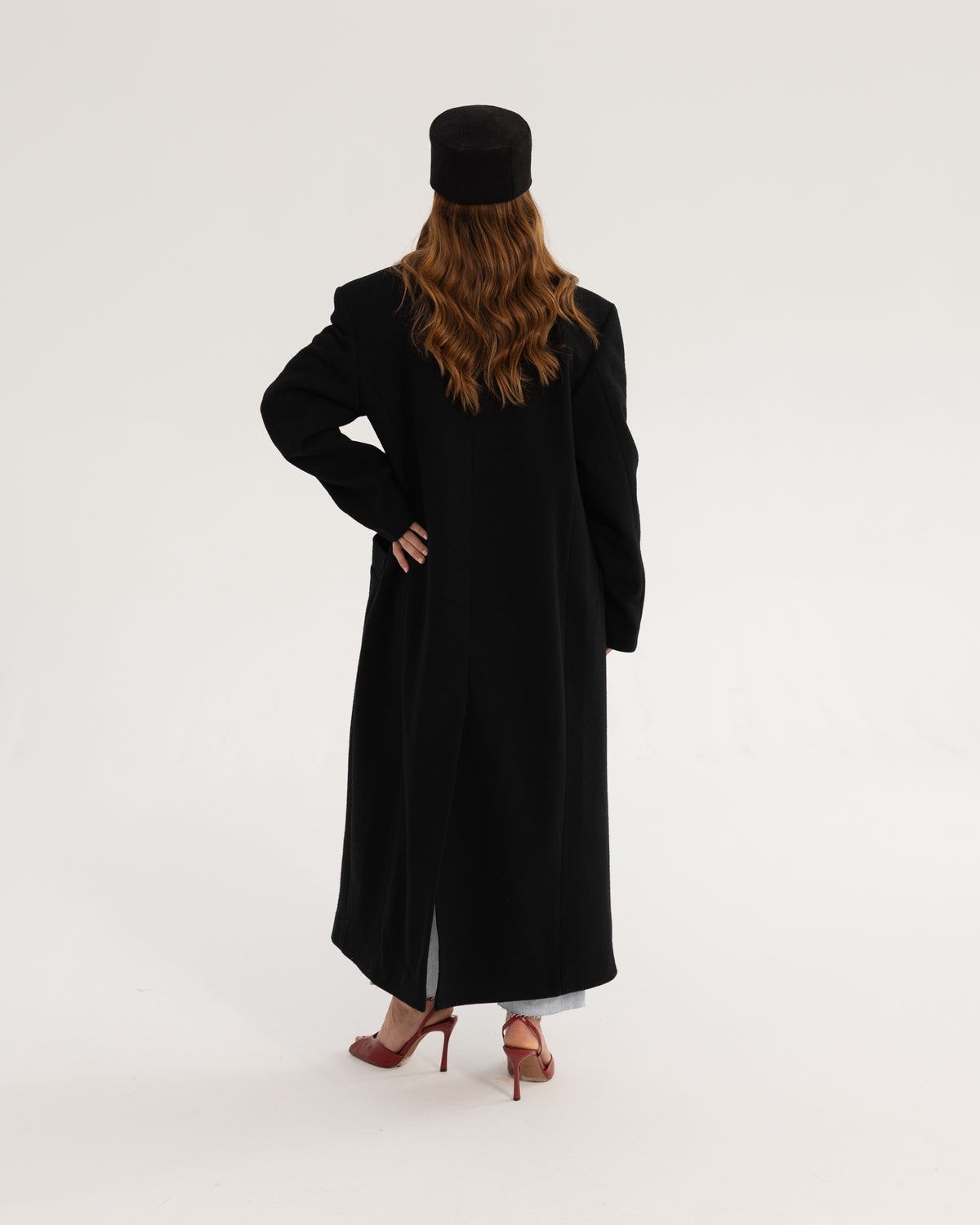Tył czarnego płaszcza wide one size na modelce