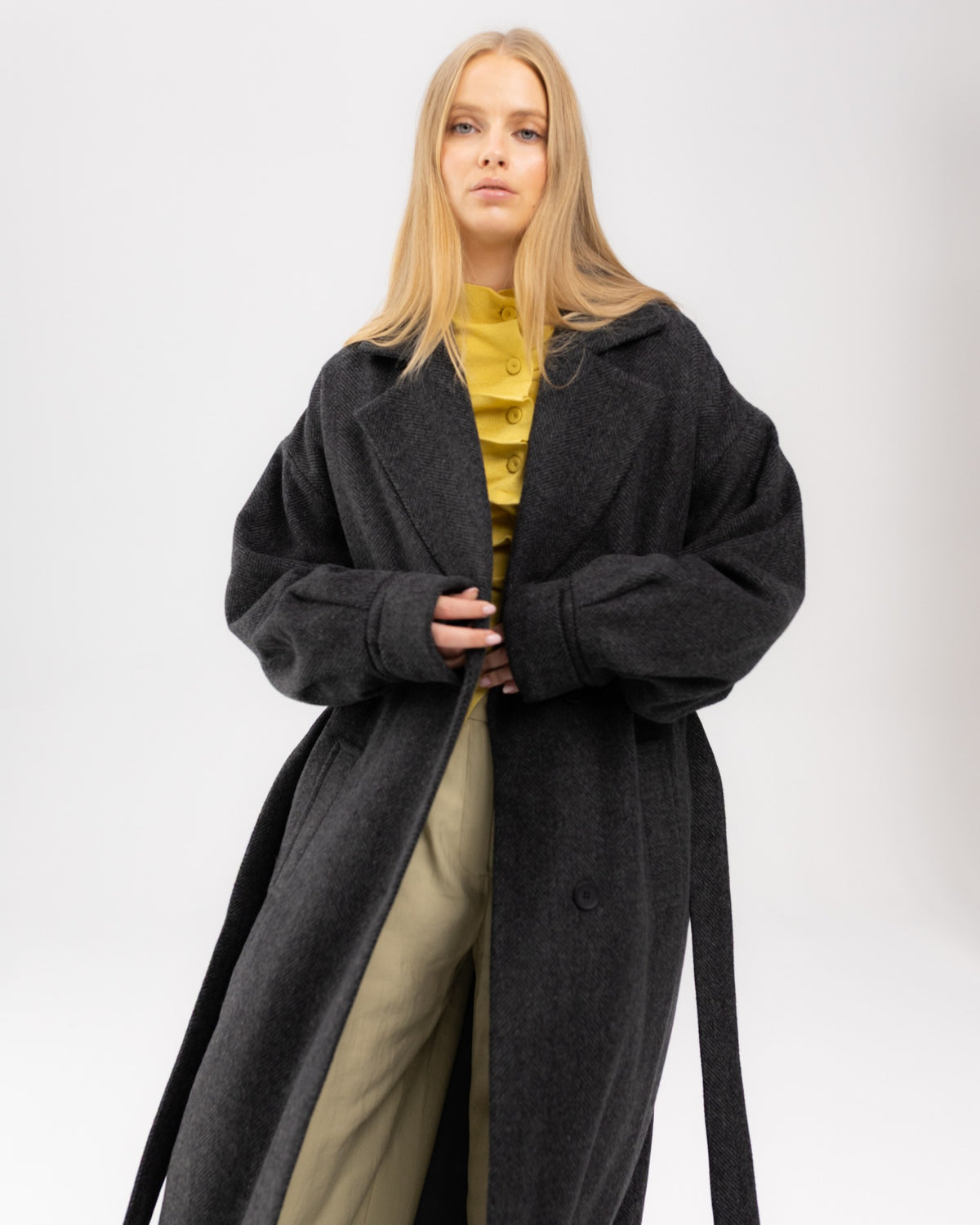 Grafitowy płaszcz oversize w jodełkę na modelce, ujęcie do kolan