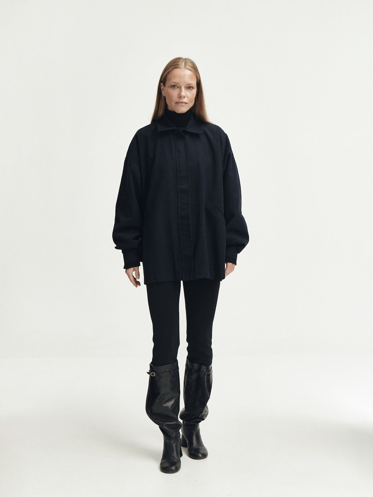 Granatowa kurtka oversize heavy granat, cała sylwetka