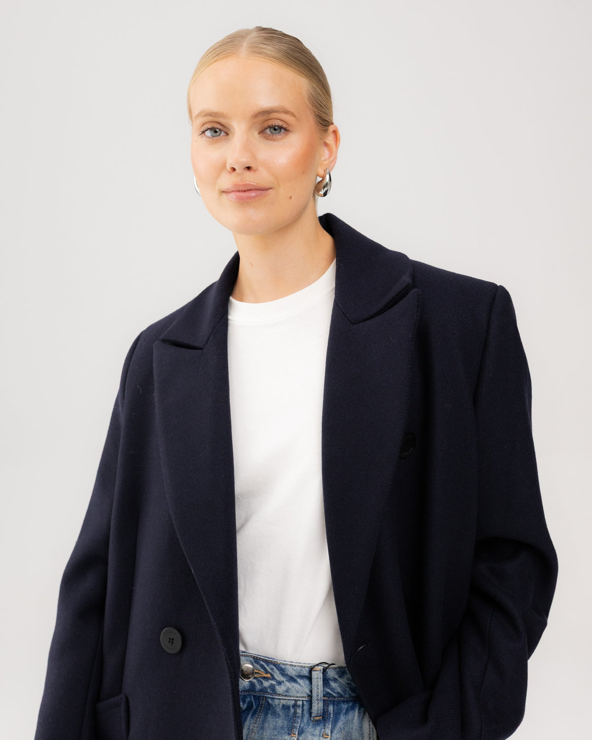 Granatowy płaszcz dyplomatka navy na modelce, ujęcie do pasa