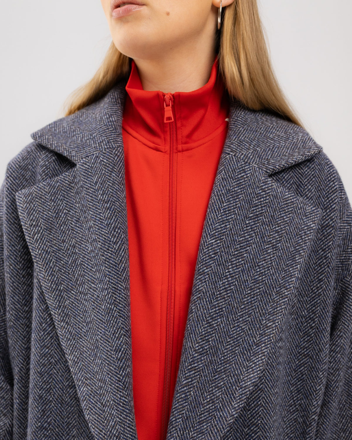 Granatowy płaszcz oversize w jodełkę na modelce, ujęcie do pasa