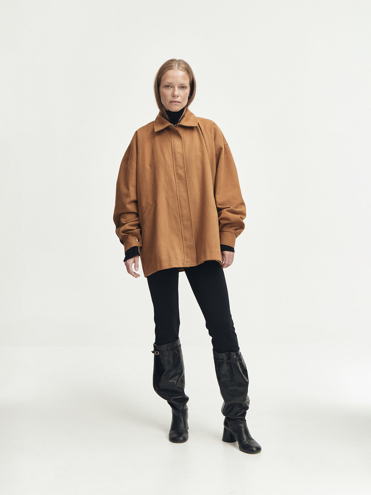 Karmelowa kurtka oversize heavy camel, cała sylwetka z przodu