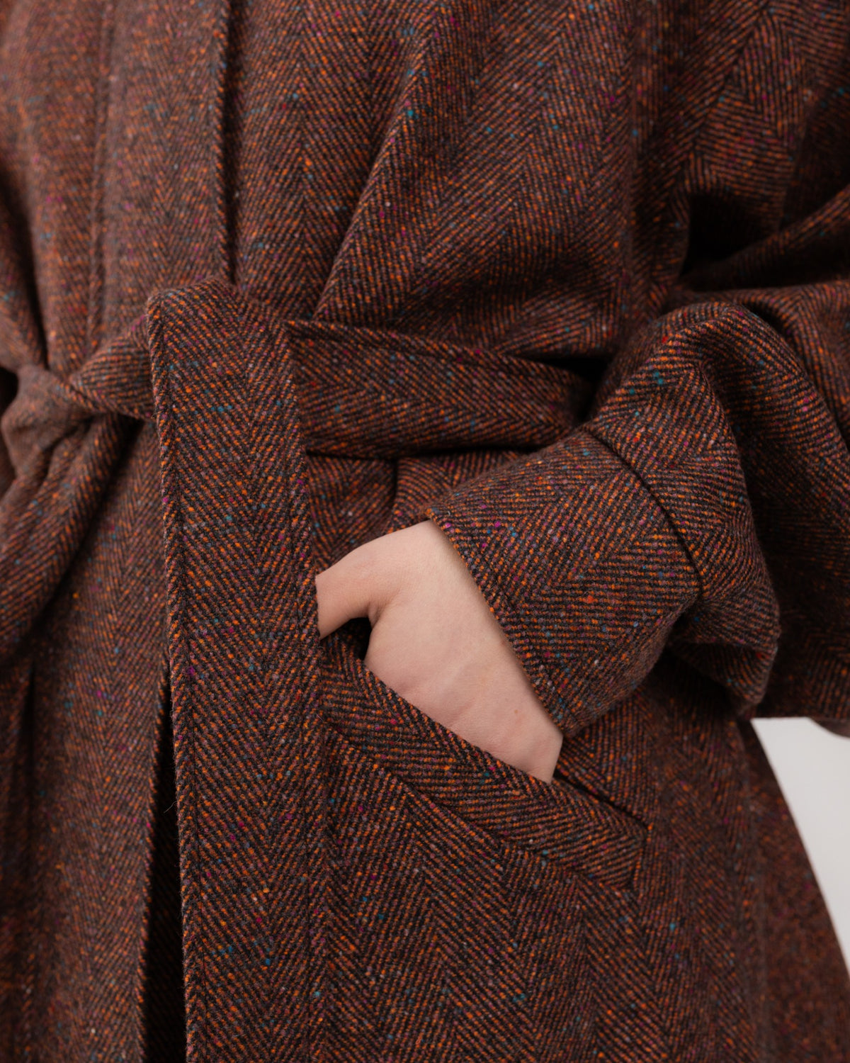 Kieszeń płaszcza city coat w bordową jodełkę z bliska