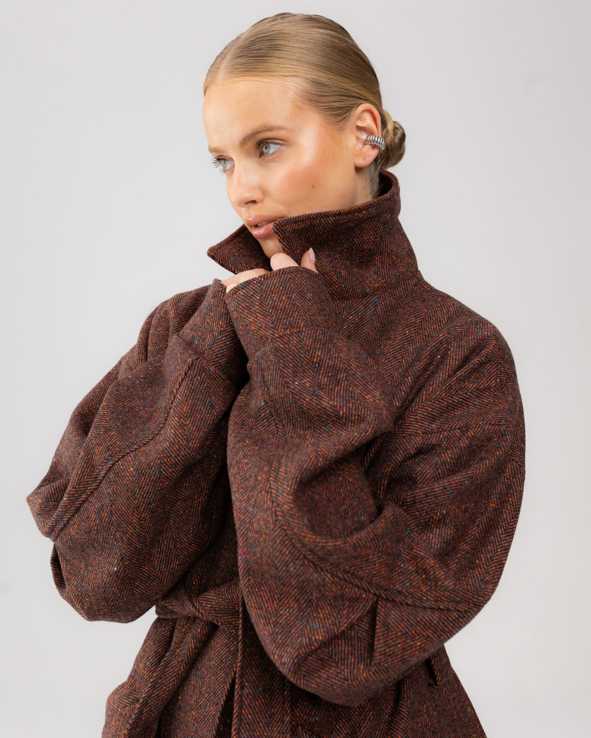 Stójka płaszcza city coat w bordową jodełkę, portret