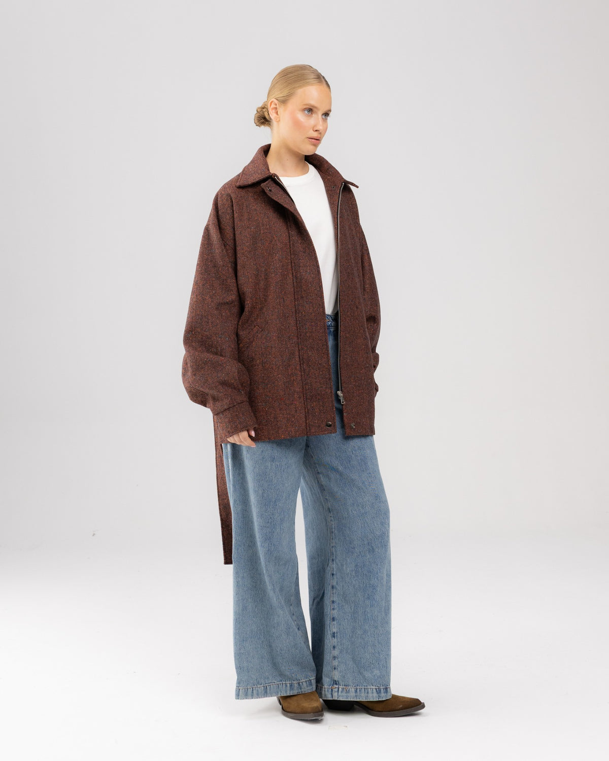 Krótki płaszcz city coat w bordową jodełkę na modelce, ujęcie z ukosa