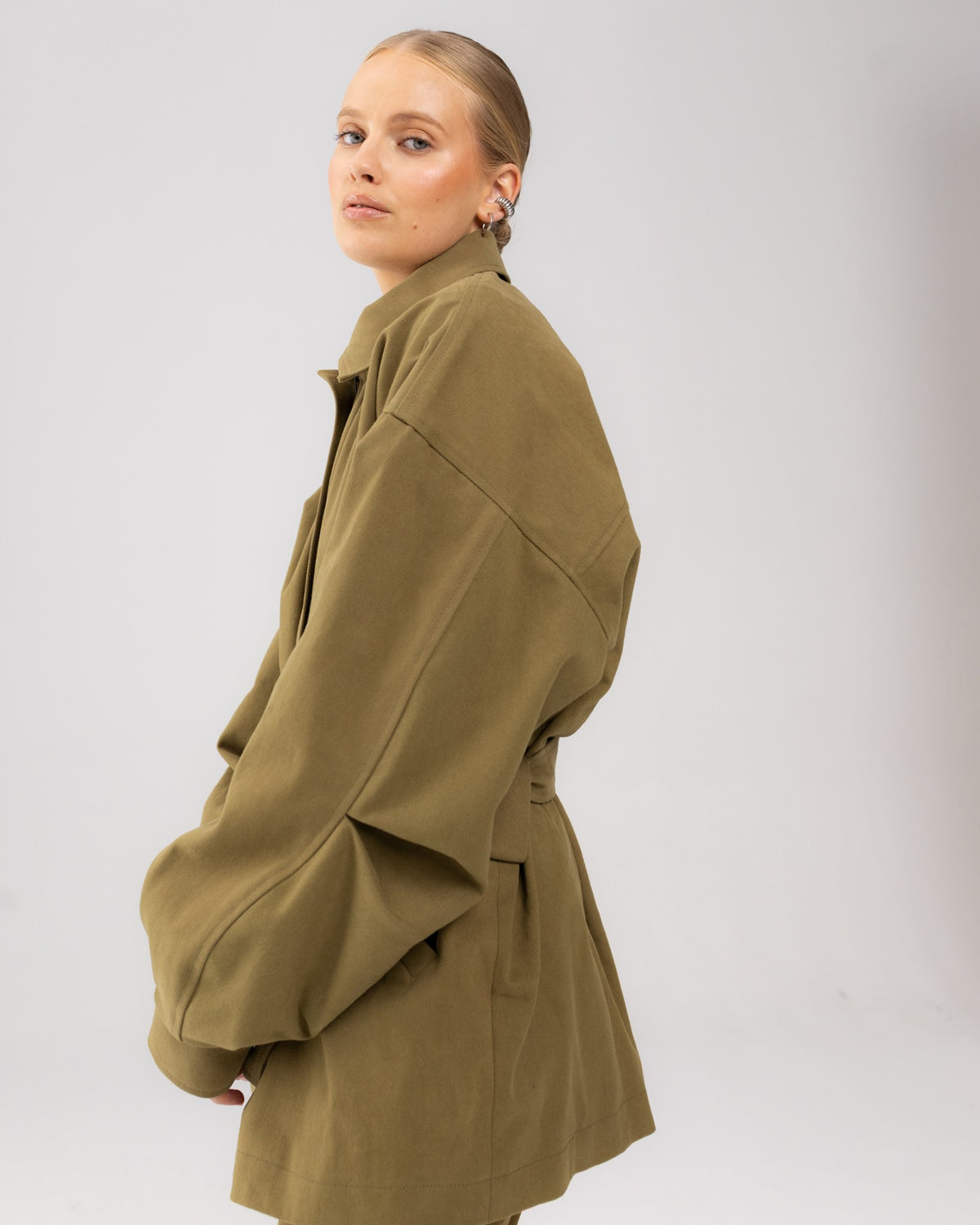 Oliwkowa kurtka oversize heavy zieleń, ujęcie z boku