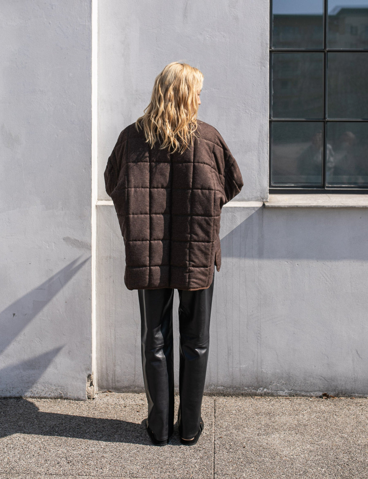Tył czekoladowej kurtki pikowanej oversize