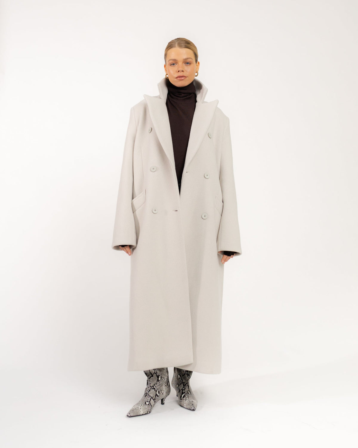 Rozpięty jasnobeżowy płaszcz one size, cała sylwetka