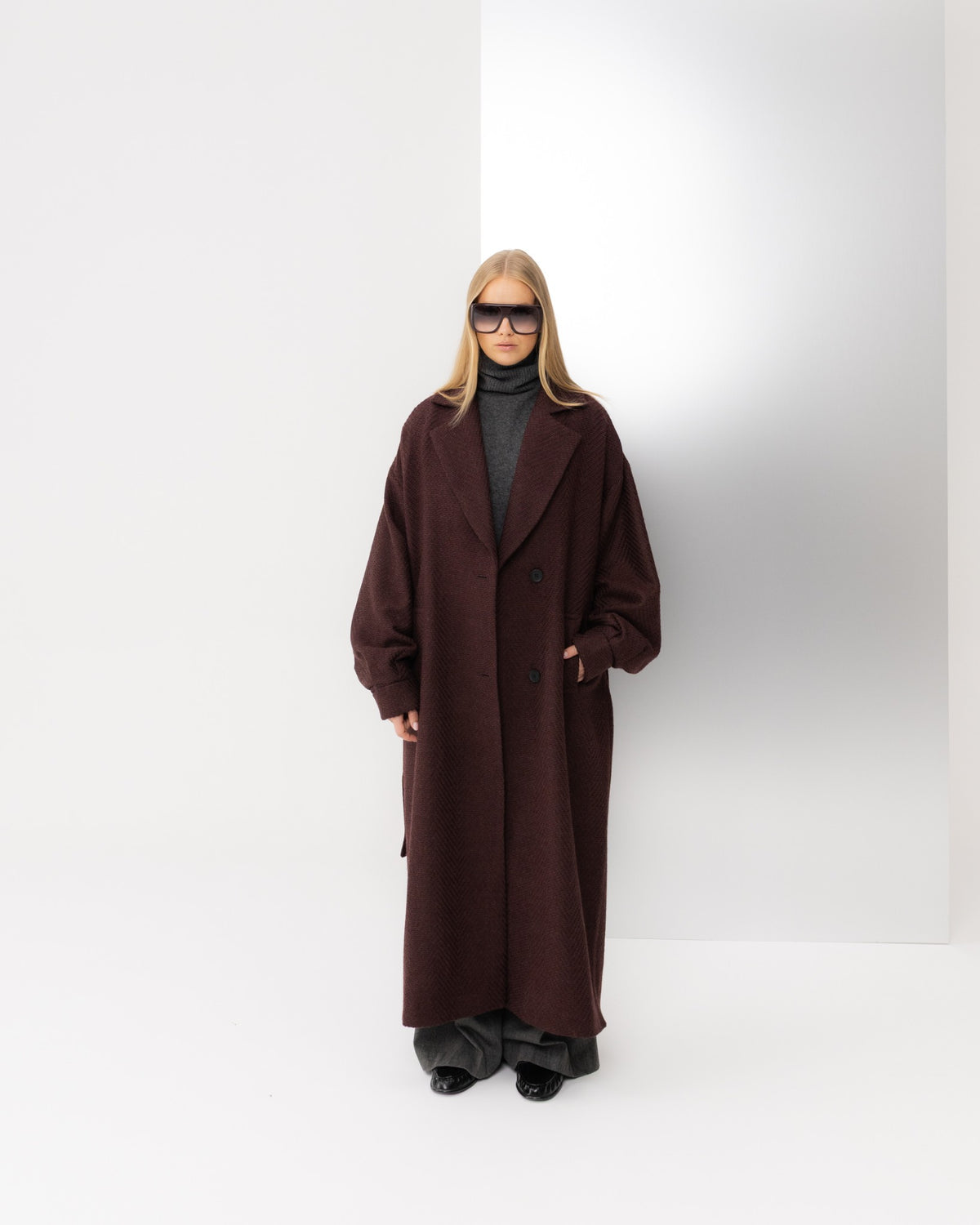 Luźno leżący płaszcz oversize w bordową jodełkę, cała sylwetka