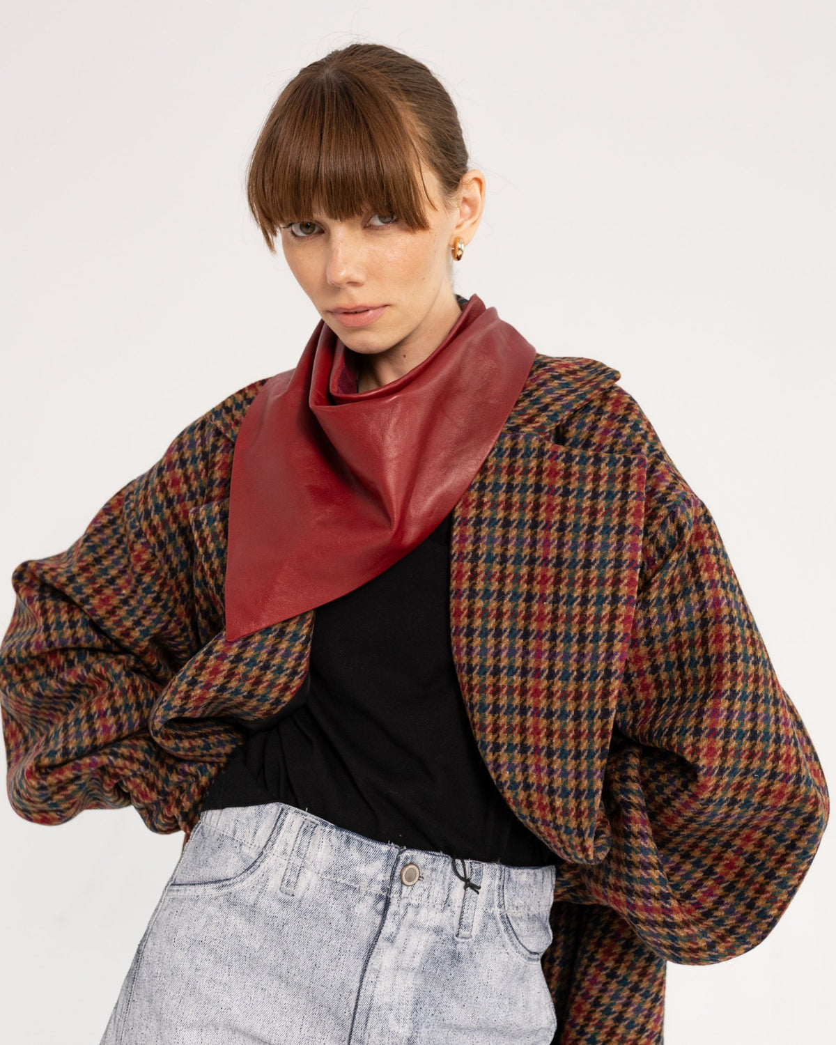 Płaszcz oversize w kolorową pepitkę na modelce, ujęcie do pasa