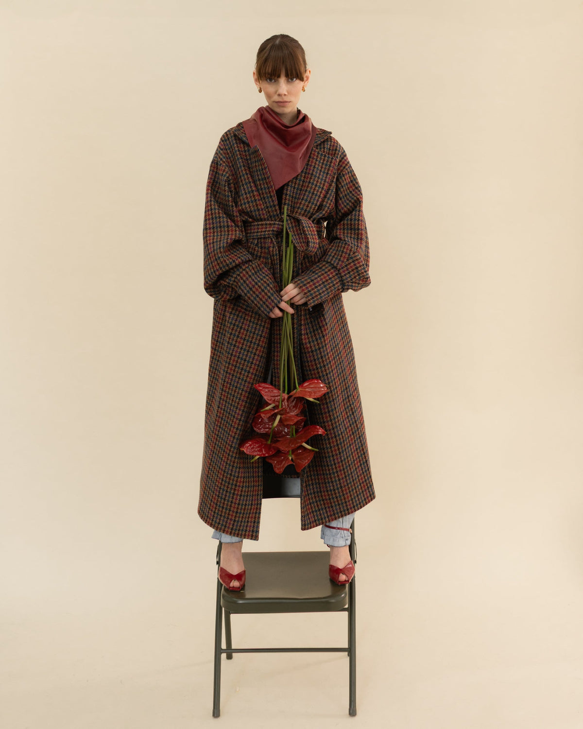 Płaszcz oversize w kolorową pepitkę na modelce, sesja zdjęciowa